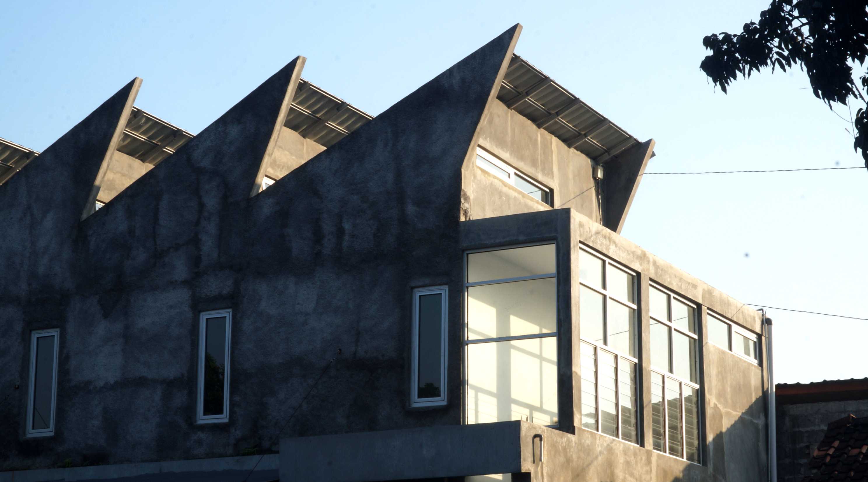 Tuti Eltiati Lawyer Bureu Office, image 3